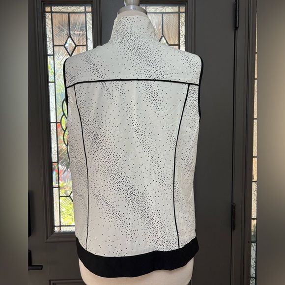 Chico’s ZENERGY Neema Travel Contrast Trim Zip-Up Vest - Picture 5 of 9